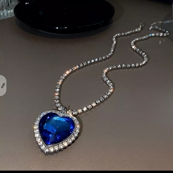 Big blue crystal pendant necklace filled Rhinestone - Picture 3 of 3